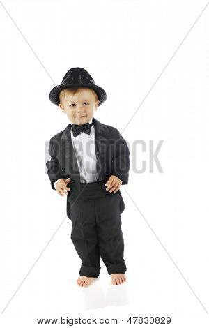 Bir siyah smokin ve ışıltılı fedora dışarı katlı bir sevimli yalınayak toddler tüm.  Üzerinde beyaz bir backgr