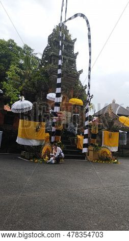 05 April 2023 ; Balinese People Pray At Pura Dalem Temple In Bali, Indonesia
