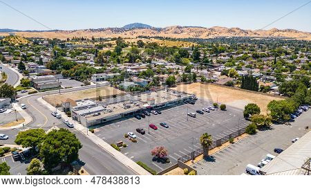 Antioch, California Usa June 28, 2023: Aerial Images Over A Commercial Property With A Vacant Field
