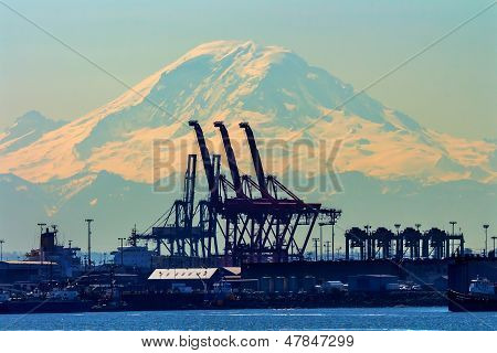 ท่าเรือซีแอตเทิลแดงเครนและเรือ Mt Ranier วอชิงตัน