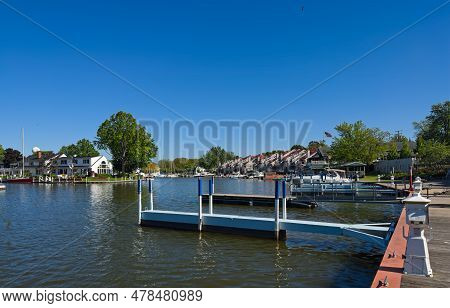 Vermilion, Oh, Usa - May 26, 2023: The Vermilion River Widens In Vermilion Near Its Entrance Into La