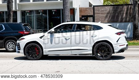Miami Beach, Florida Usa - April 15, 2021: 2019 White Giallo Auge Lamborghini Urus, Side View