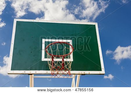 Tablero del baloncesto en el cielo azul