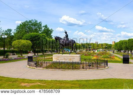Regina, Sk, Canada, June 24, 2023: Statue Of Queen Elizabeth Ii At The Legislative Assembly Of Saska