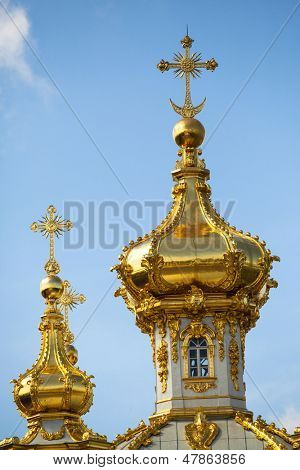 Крупным планом Золотой купол в летний сад - Петергоф, Россия.