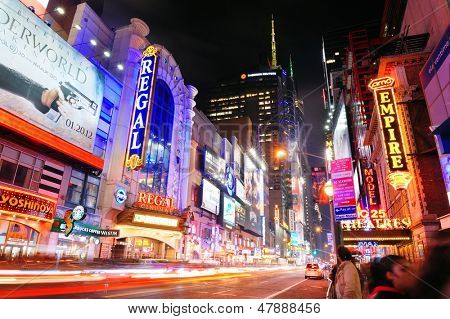 NEW YORK CITY, New York - joulu 12: 42nd Street liikennettä ja mainoksessa on kätevää uusi yo