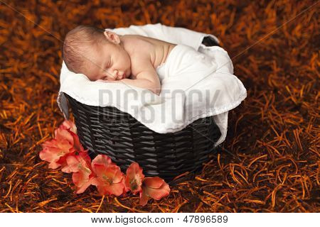 Schattige babyjongen slapen in een mand