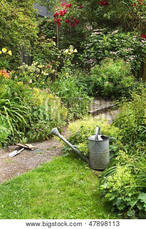Gartenarbeit an Sommermorgen