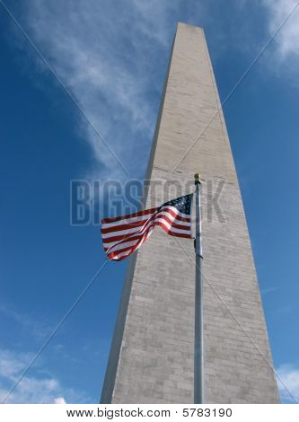 Washington Monument a americká vlajka