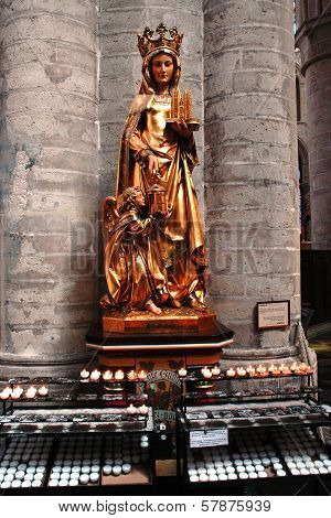 BRUSSELS, BELGIUM CIRCA MAY 2005 - Beautiful statue in the cathedral