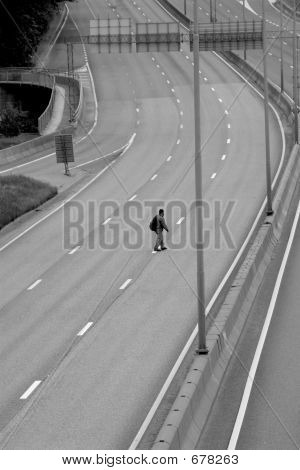 Man overschrijding van de snelweg