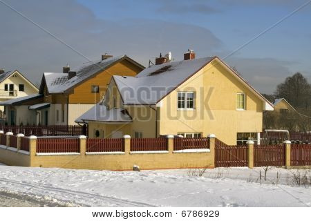 Gelbe Bauernhöfe auf Schnee