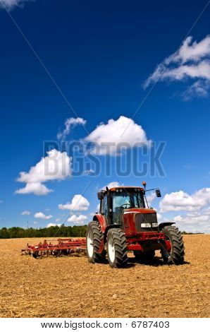 Traktor v zorané