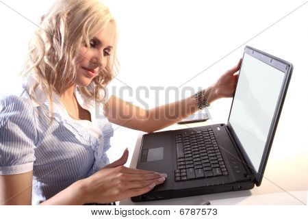 Krásná dívka pracují na přenosném počítači