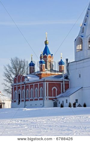Chiesa e campanile In inverno Kolomna