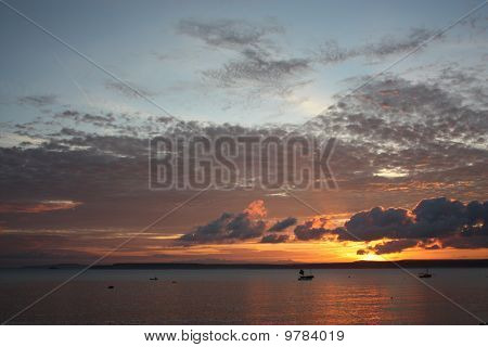 Luce del mattino e barca da pesca