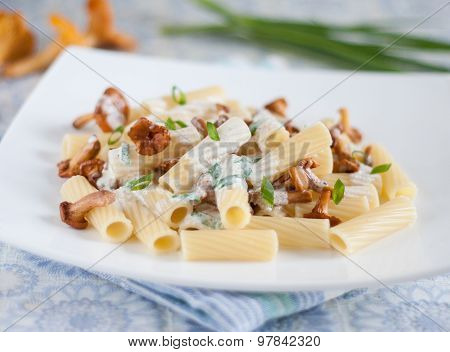 Pasta With Mushrooms In White Souce