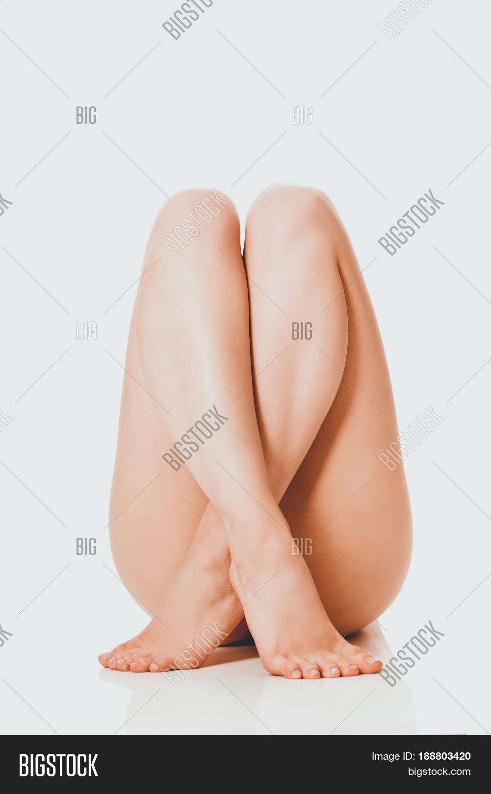 Красивые голые ноги 