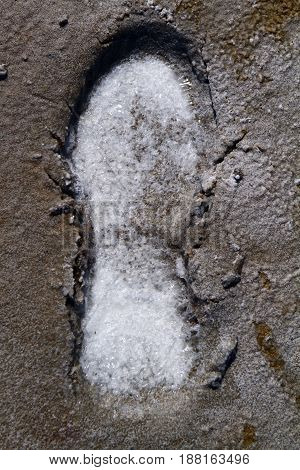 Traces of human feet in the salty lakes