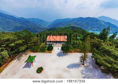 Scenic view of Ci'en pagoda courtyard and Sun Moon Lake mountains