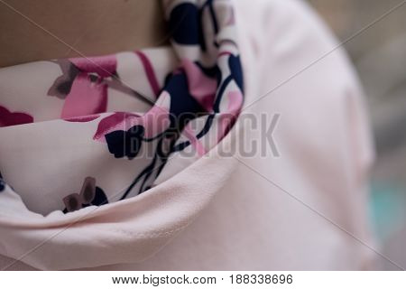 the girl shirt detail - colorful collar