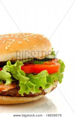 Gran apetitosa hamburguesa con verduras cerca de comida de chatarra aislados en vista lateral de fondo blanco