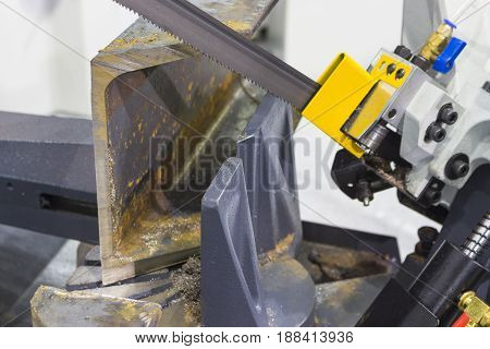 Metalworking equipmentsemi-auto bandsaw machine Close up at blade