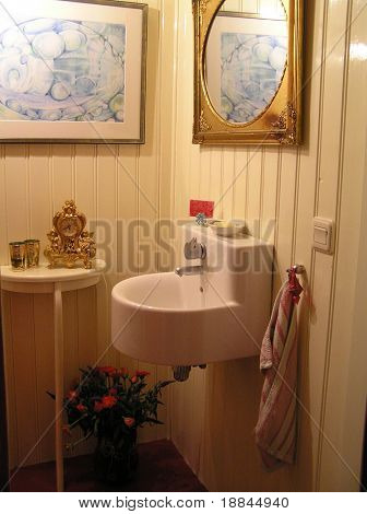 photographie d'une partie d'une salle de bain avec et conception washingtable