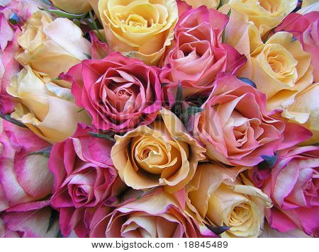 fotografia di un bouquet di nozze con peachy gialle e rosate rose rosse