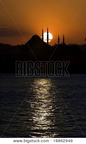 Mosquée de Suleymanie et le coucher de soleil depuis le Bosphore à Istanbul en Turquie
