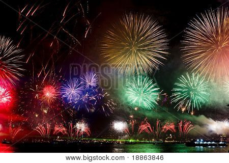 10 월 29 일 동안 이스탄불 보스포러스 해협에 불꽃놀이 축제