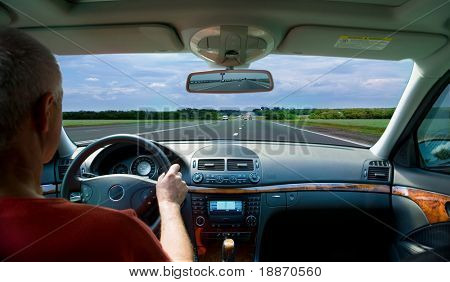 Samochód z kierowcą na autostradzie