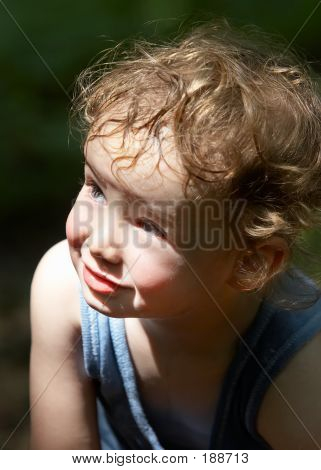 Kid Curly, guardando accigliata