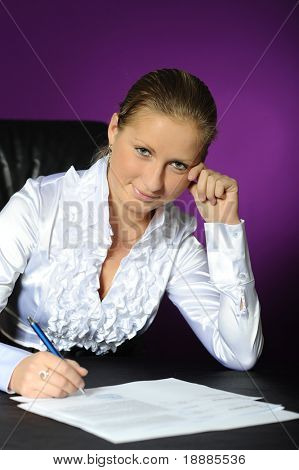 mladá žena podepsat dohodu