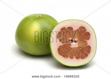 to friske pomelo på hvid baggrund