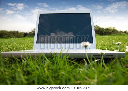 Hvid Laptop i parken