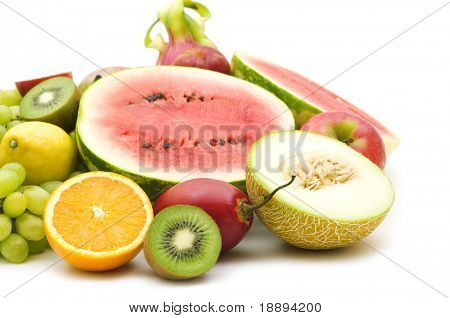 Stück Obst auf weißem Hintergrund