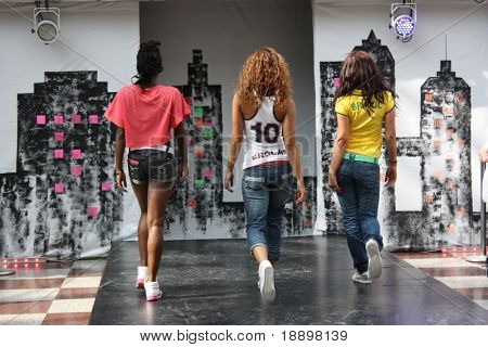 CROYDON, LONDON - 24 kwietnia: Modele w pokaz mody Fusion miejski moda na 24 kwietnia 2010 w Whitgi