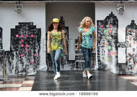 CROYDON, LONDON - 24 kwietnia: Modele w pokaz mody Fusion miejski moda na 24 kwietnia 2010 w Whitgi