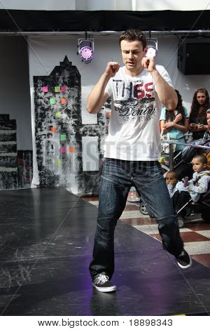 CROYDON, LONDON - 24 kwietnia: Modele w pokaz mody Fusion miejski moda na 24 kwietnia 2010 w Whitgi