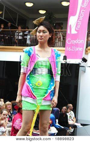 CROYDON, LONDON - 18 czerwca: Modele w festiwalu mody na 18 czerwca 2008 r. w centrum handlowego Whitgift,