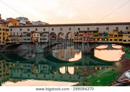 Florence,tuscany/italy 20 February 2019 : The Ponte Vechio Bridge Snapshot Taken At Golden Hour Beau