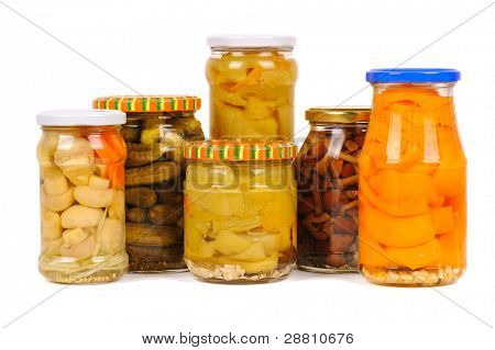 ensemble de légumes en conserve. concombres, poivrons et champignons, isolés