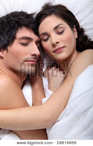 Coppia coccole a letto insieme