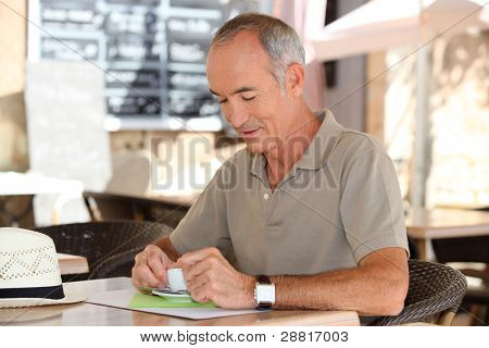 Mand at have en kop kaffe på terrassen