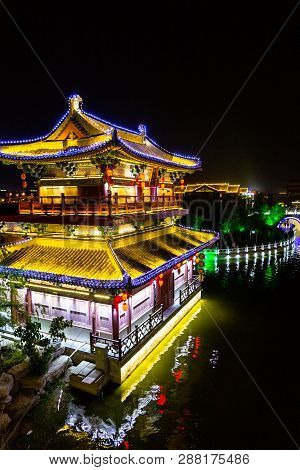 Qingming Riverside In Kaifeng, Known As Shui Xi , Is Beautifully Lighted A Night. Kaifeng Was The Ca