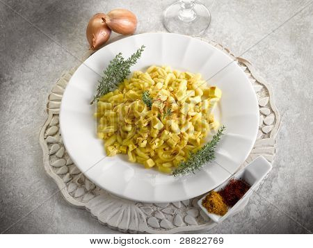 malloreddus pasta med mozzarella løg og safran