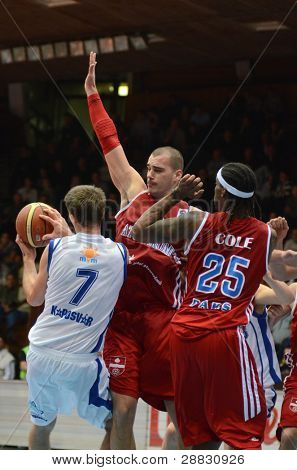 KAPOSVAR ฮังการี - 19 พฤศจิกายน: Daniel Koma (ขาว 7) ในการดำเนินการในการแข่งขันชิงแชมป์แห่งชาติ Hugarian