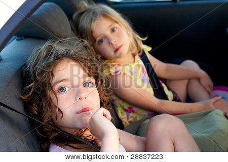 niñas en coche comiendo dulces palillo enfoque selectivo