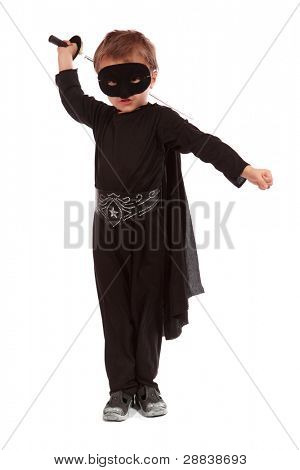 Ung dreng klædt i Zorro halloween kostume